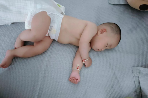 广州借卵试管代怀包男孩几个月宝宝会抬头